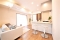 【リビングダイニングキッチン】 純白な内装と木目のフローリングの色合いが重なる住まいには、機能性にも配慮した設計となっている。